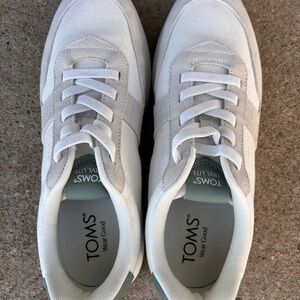 TOMS Women's Light Gray and White Sneakers